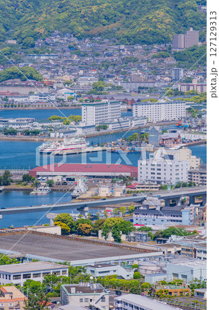 （長崎県）佐世保港と街並み 127129313