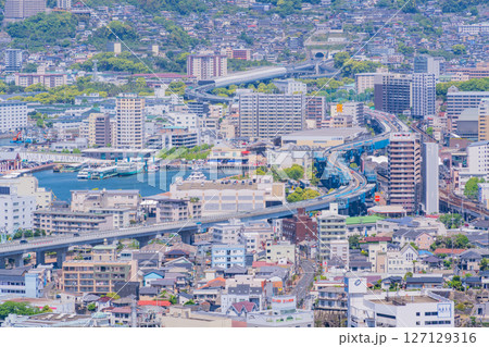 （長崎県）佐世保港と街並み 127129316