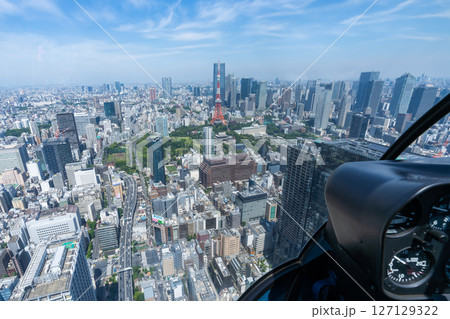 ヘリ遊覧で飛ぶ東京都市風景 127129322