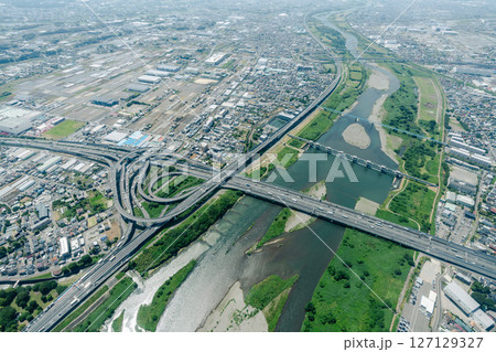 海老名上空の高速道路と河川がある風景 127129327
