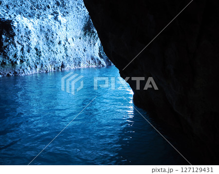 青の洞窟の中で見た青い海 青の洞窟の中で見た青い海 127129431