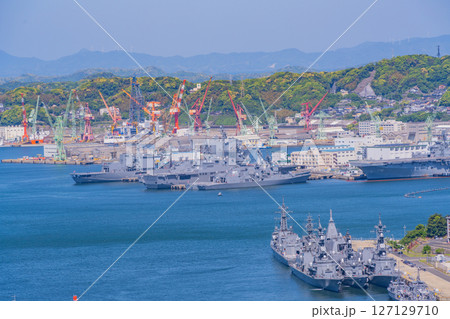 （長崎県）佐世保港に停泊する軍艦 127129710