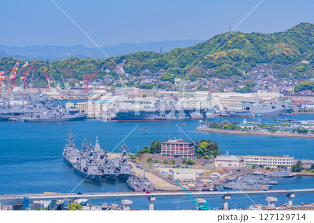 （長崎県）佐世保港に停泊する軍艦 127129714