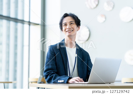 オフィスで働くエンジニア　撮影協力:スカパー東京メディアセンター 127129742