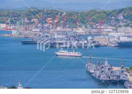 （長崎県）佐世保港を出向するフェリー 127129856