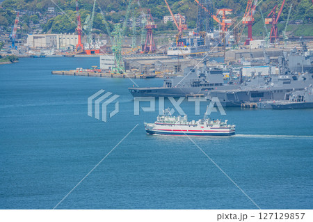 （長崎県）佐世保港を出向するフェリー 127129857