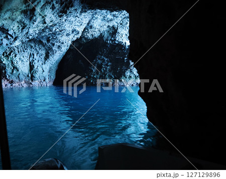 青の洞窟の中で見た青い海 青の洞窟の中で見た青い海 127129896