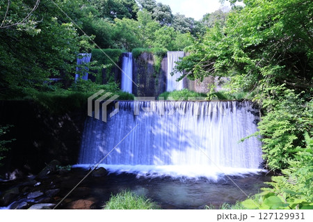 緑の中にある人工的な構造物の上を流れる川の水 127129931