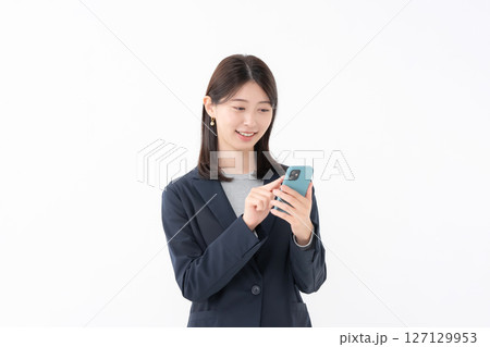 女性　スマートフォン　スマホ　笑顔 127129953