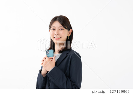 女性 スマートフォン スマホ 笑顔 女性 スマートフォン スマホ 笑顔 127129963
