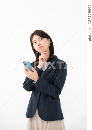 女性　スマートフォン　スマホ　悩む 127129969