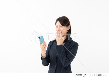 女性 スマートフォン スマホ 笑顔 女性 スマートフォン スマホ 笑顔 127130129