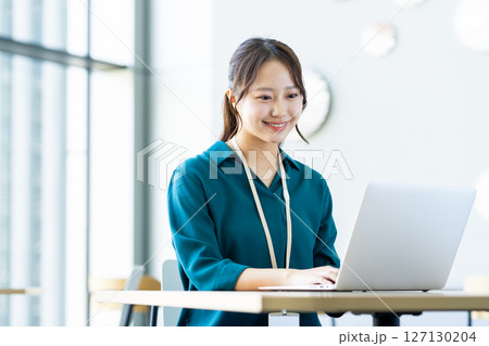 オフィスで働く若いエンジニア 撮影協力:スカパー東京メディアセンター オフィスで働く若いエンジニア 撮影協力:スカパー東京メディアセンター 127130204