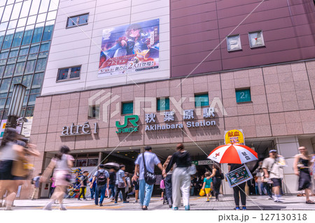 日本の東京都市景観 インバウンド続く…外国人観光客らで賑わう秋葉原 127130318