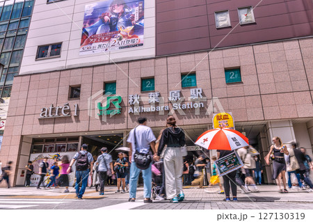 日本の東京都市景観 インバウンド続く…外国人観光客らで賑わう秋葉原 127130319