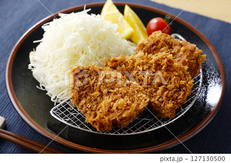 お皿に盛られた美味しいヒレカツ 127130500