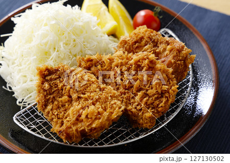 お皿に盛られた美味しいヒレカツ お皿に盛られた美味しいヒレカツ 127130502