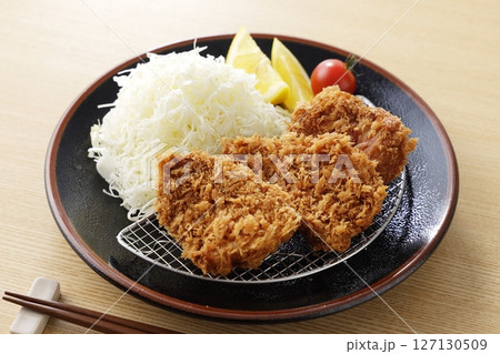 お皿に盛られた美味しいヒレカツ 127130509