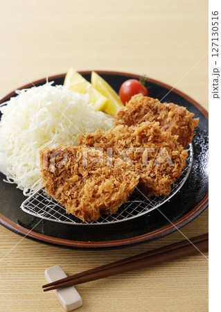 お皿に盛られた美味しいヒレカツ 127130516