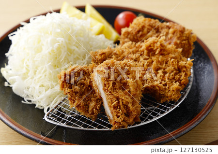 お皿に盛られた美味しいヒレカツ 127130525