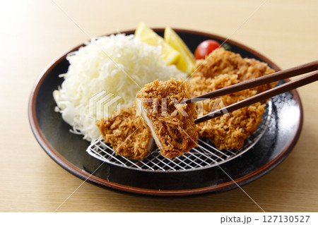 お皿に盛られた美味しいヒレカツ 127130527