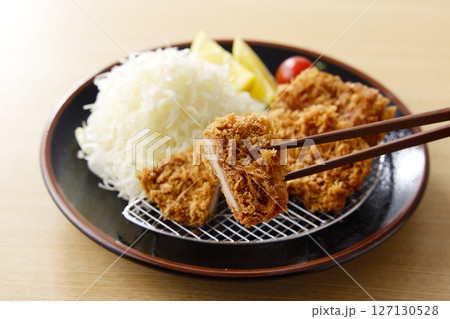 お皿に盛られた美味しいヒレカツ 127130528