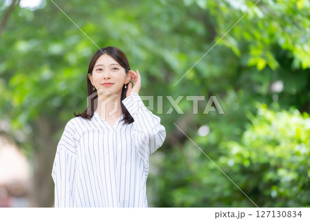 女性　新緑 127130834