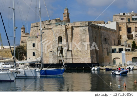 マルタ共和国、マルタ島、スリーシティーズ、ヴィットリオーザからのセングレアの城壁、ヨットハーバー 127130850