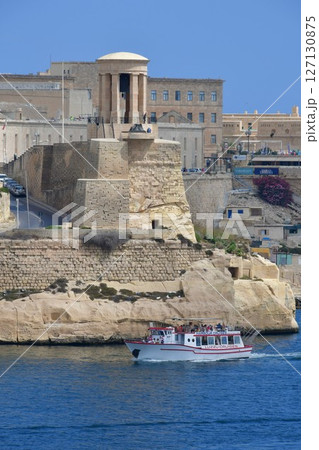 マルタ共和国、マルタ島、スリーシティーズ、ヴィットリオーザ、聖アンジェロの砦からのバレッタ遠望 マルタ共和国、マルタ島、スリーシティーズ、ヴィットリオーザ、聖アンジェロの砦からのバレッタ遠望 127130875