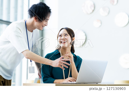 オフィスで働くエンジニア　撮影協力:スカパー東京メディアセンター 127130903