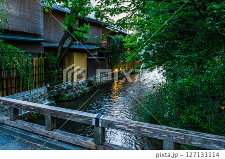 京都祇園 白川の巽橋から夏の夕景 127131114