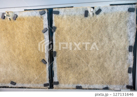 かなり汚れた台所の換気扇のフィルターの写真 127131646