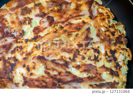 調理中のお好み焼きの写真。 調理中のお好み焼きの写真。 127131868