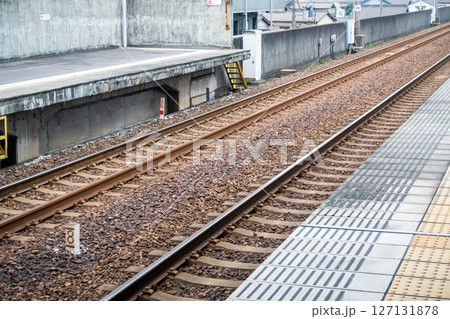 日本で撮影した駅のホームと線路の写真 127131878