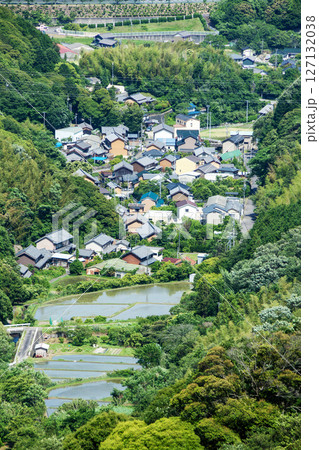 山の谷間の集落 127132038
