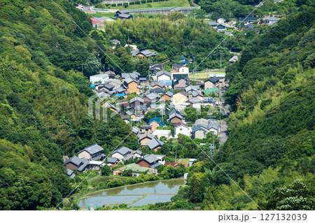 山の谷間の集落 山の谷間の集落 127132039