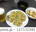 ビールにチャーハンと麻婆豆腐 127132385