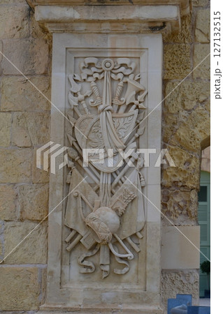 マルタ共和国、マルタ島、スリーシティーズ、ヴィットリオーザ、戦争博物館、メインゲートの浮彫装飾 127132515