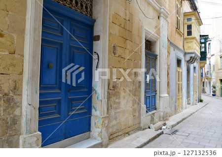 マルタ共和国、マルタ島、スリーシティーズ、ヴィットリオーザ、コラッキオ地区の街並、石畳、出窓 127132536