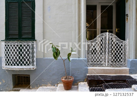 マルタ共和国、マルタ島、スリーシティーズ、ヴィットリオーザ、コラッキオ地区の街並、ドアと窓 127132537