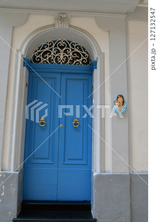 マルタ共和国、マルタ島、スリーシティーズ、ヴィットリオーザ、コラッキオ地区の街並、ドア 127132547