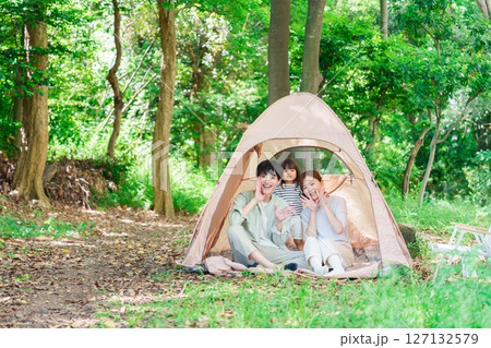 森の中でキャンプを楽しむ子供連れのファミリー 127132579