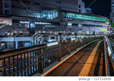 夜の立川北駅(多摩都市モノレール)とペデストリアンデッキ 夜の立川北駅(多摩都市モノレール)とペデストリアンデッキ 127132628