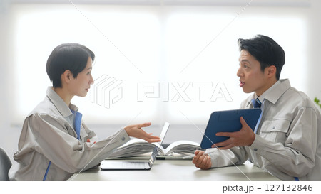 オフィスで打ち合わせする作業員グループ 127132846