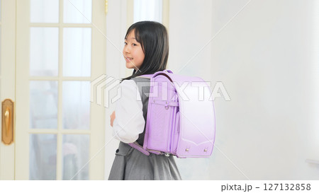 ランドセルを背負った女の子 ランドセルを背負った女の子 127132858