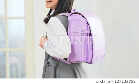 ランドセルを背負った女の子 127132859