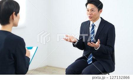 面談する男女ビジネスパーソンのグループ 127132866