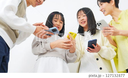 笑顔でスマホを使う女の子家族 127132877