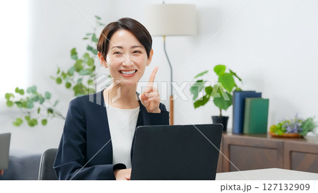 オフィスでおすすめする女性ビジネスパーソン 127132909
