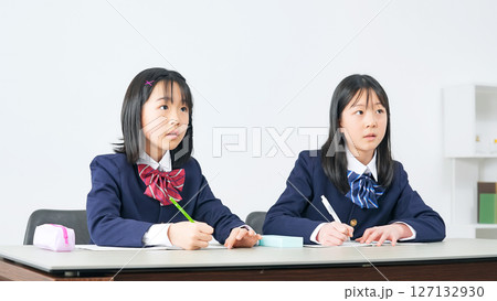 授業を受ける女子小学生のグループ 127132930